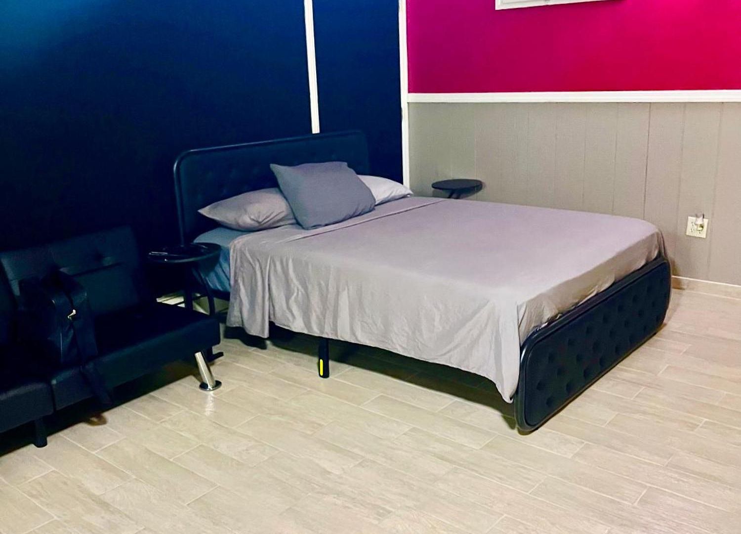 Large 3-bedrooms/2-bath Apt, One Block To Train Homestay