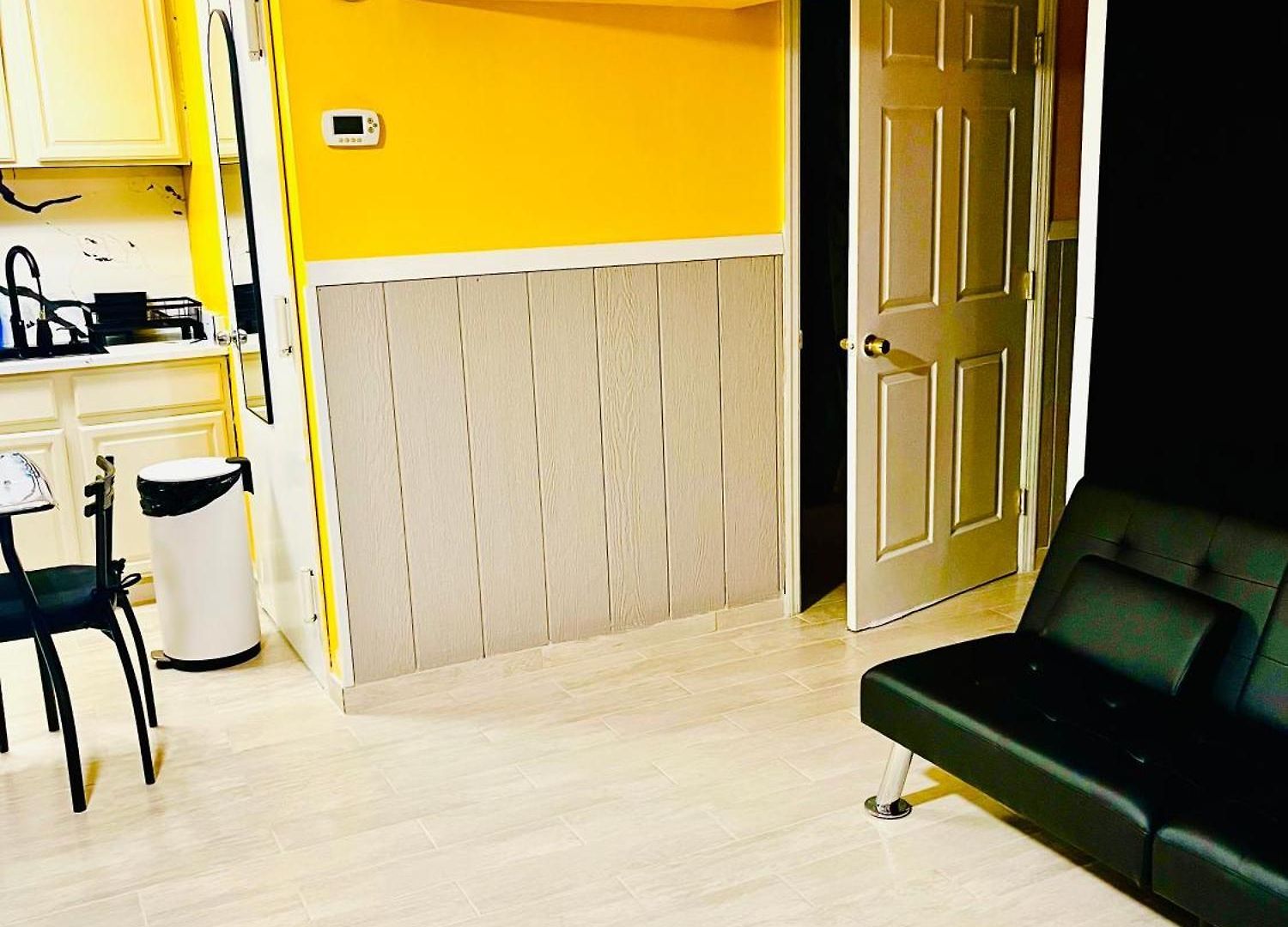 Homestay Large 3-bedrooms/2-bath Apt, One Block To Train *