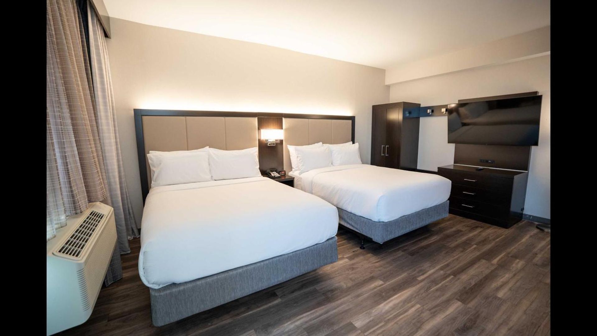Express Long Island E - By Ihg