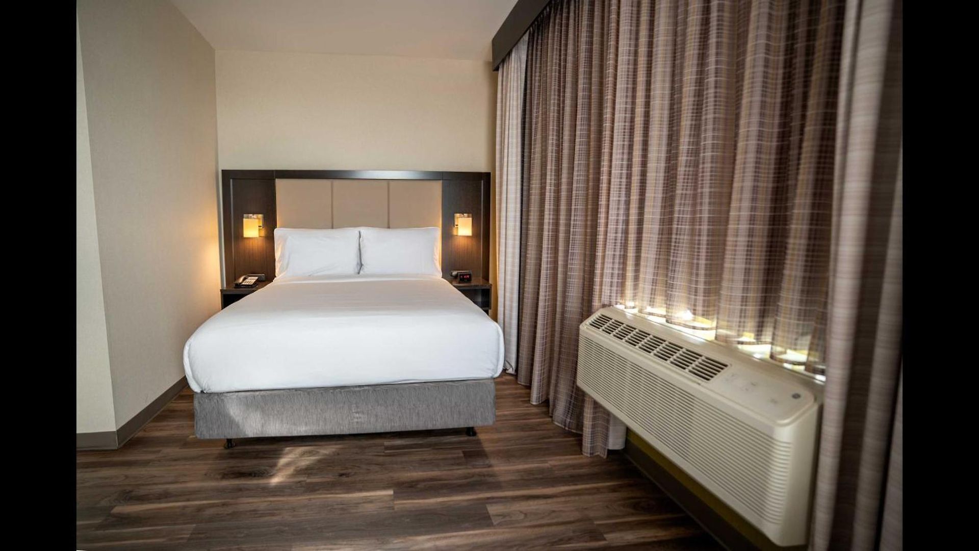 Express Long Island E - By Ihg
