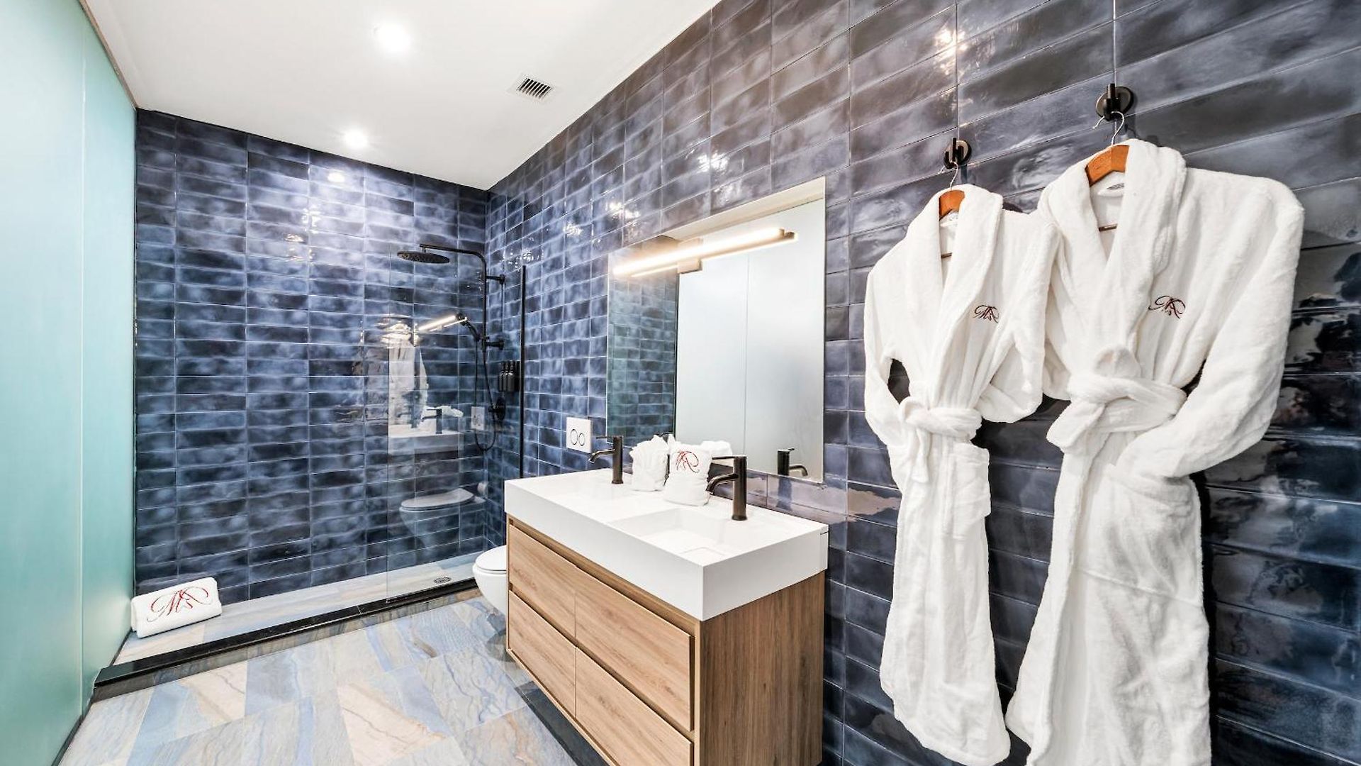 Landmarked Nyc Townhome - Sleeps 10 -group-friendly Hotel *