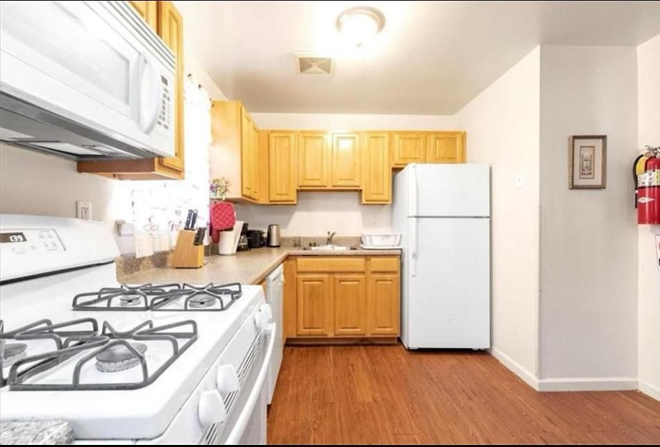 Homestay Large 3-bedrooms/2-bath Apt, One Block To Train