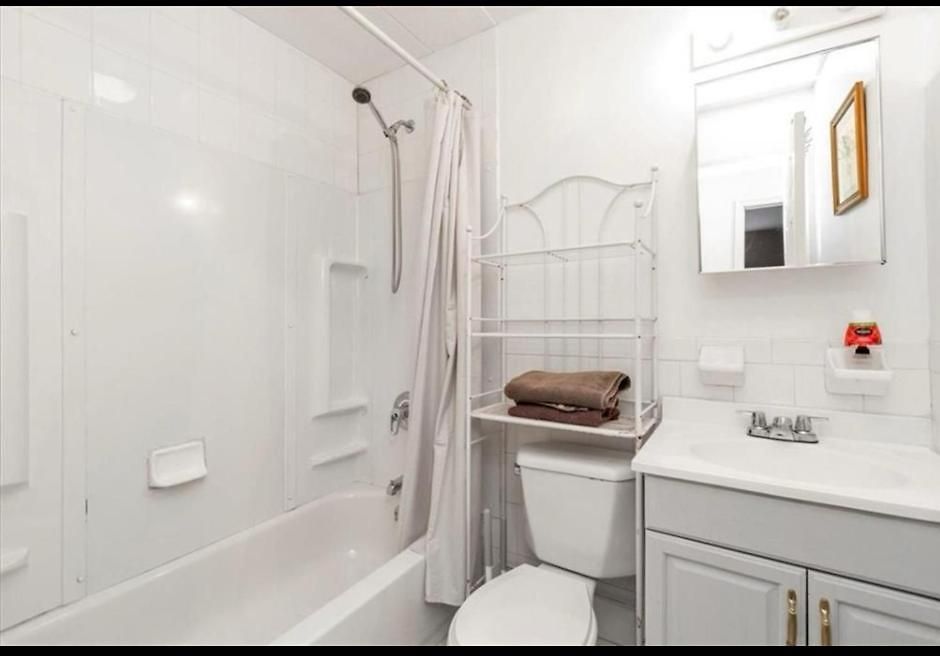 Large 3-bedrooms/2-bath Apt, One Block To Train Homestay New York