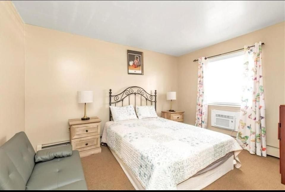 Homestay Large 3-bedrooms/2-bath Apt, One Block To Train New York