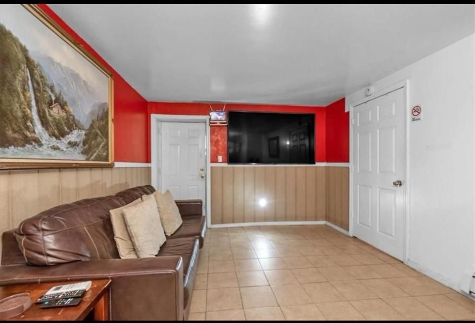 Homestay Large 3-bedrooms/2-bath Apt, One Block To Train *
