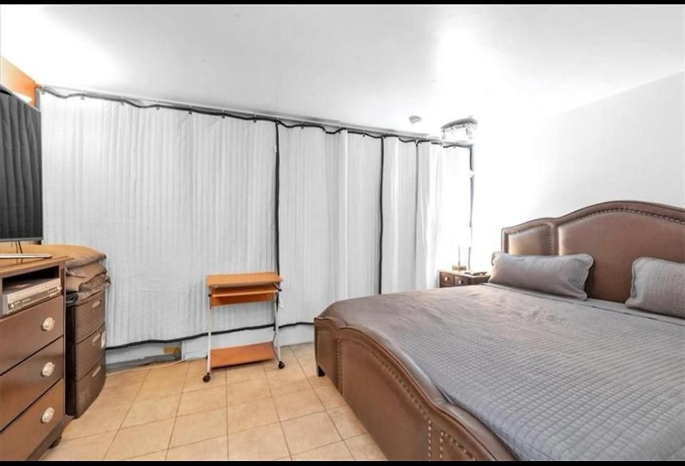 Large 3-bedrooms/2-bath Apt, One Block To Train Homestay