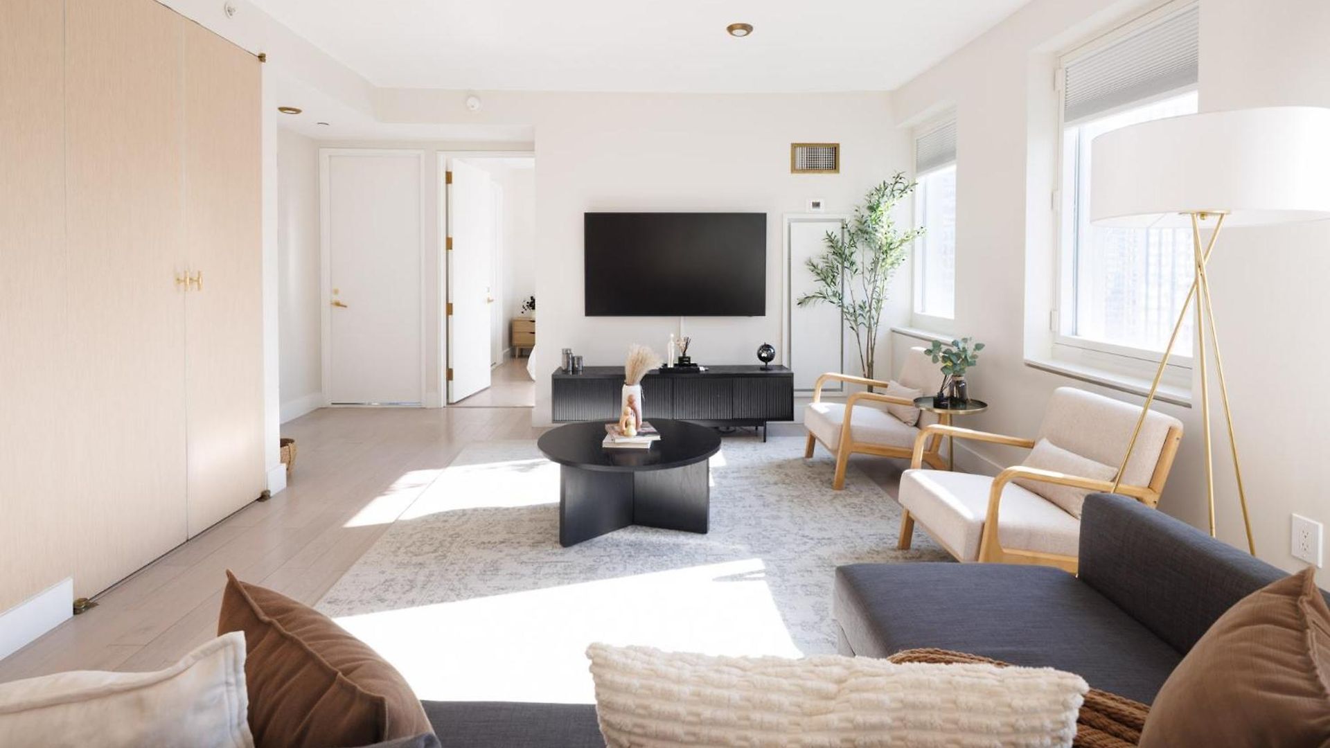 Rare Luxurious 1 Block From Time Square New York
