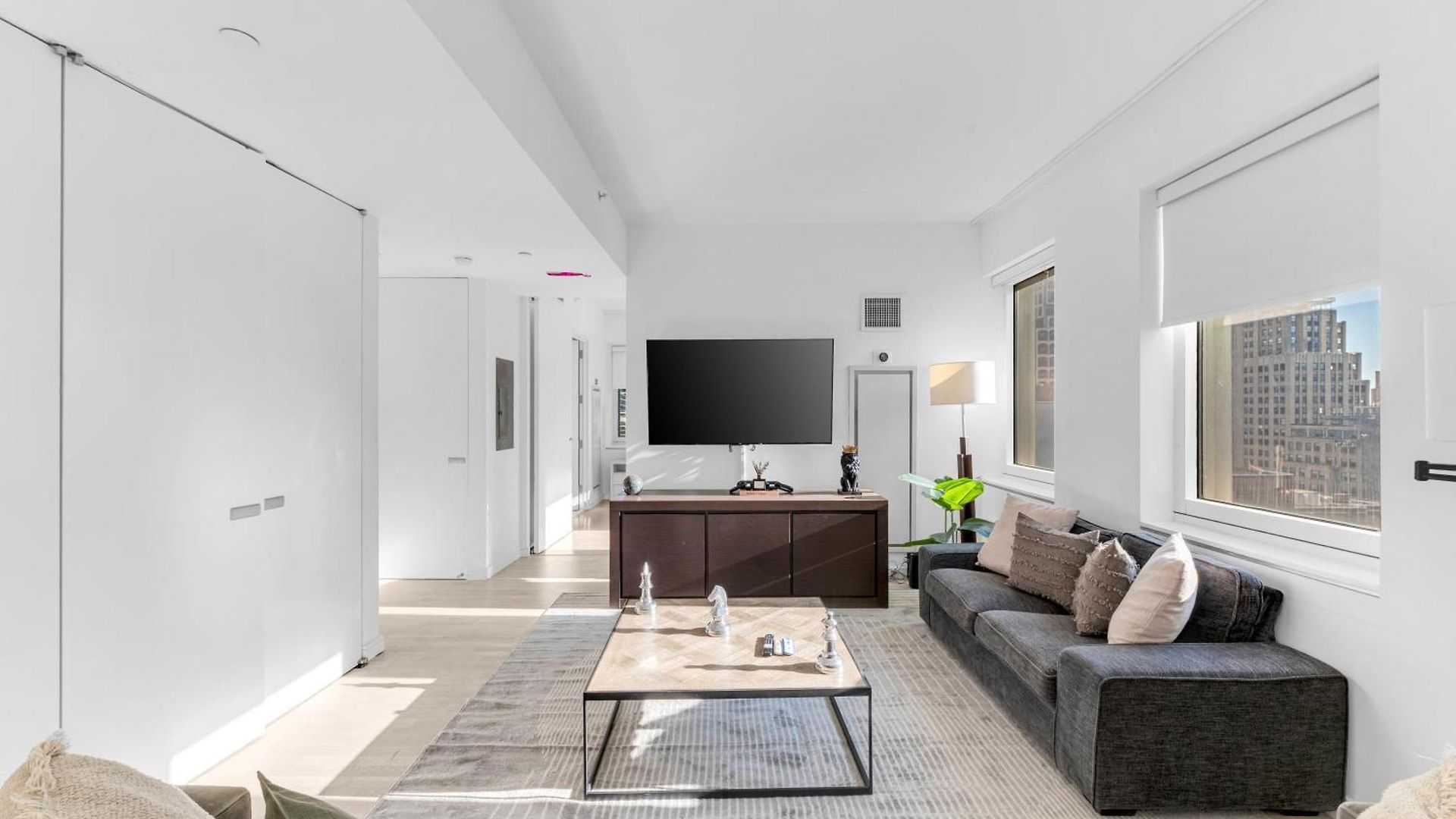 Lavish Two-story Retreat In The Heart Of Manhattan *