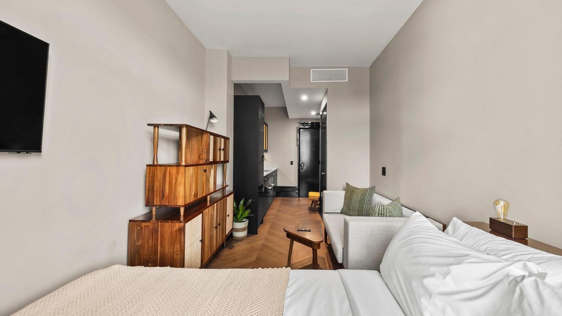 Freeman 602 By Rove Travel - With Shared Amenities *