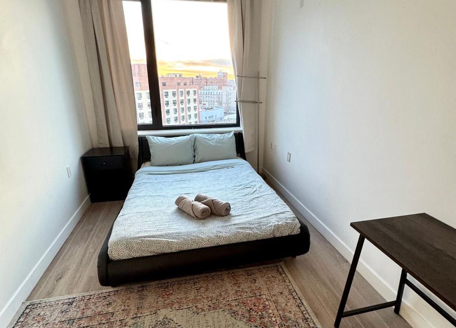 Peaceful Quiet Spacious New Modern Penthouse 3-bedroom With A Balcony Apartment
