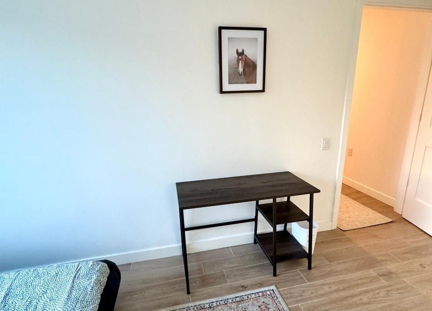 Peaceful Quiet Spacious New Modern Penthouse 3-bedroom With A Balcony *