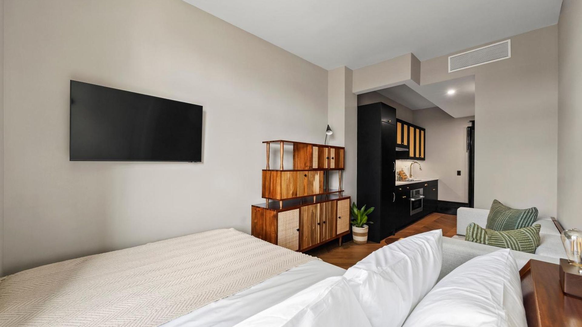Freeman 602 By Rove Travel - With Shared Amenities *