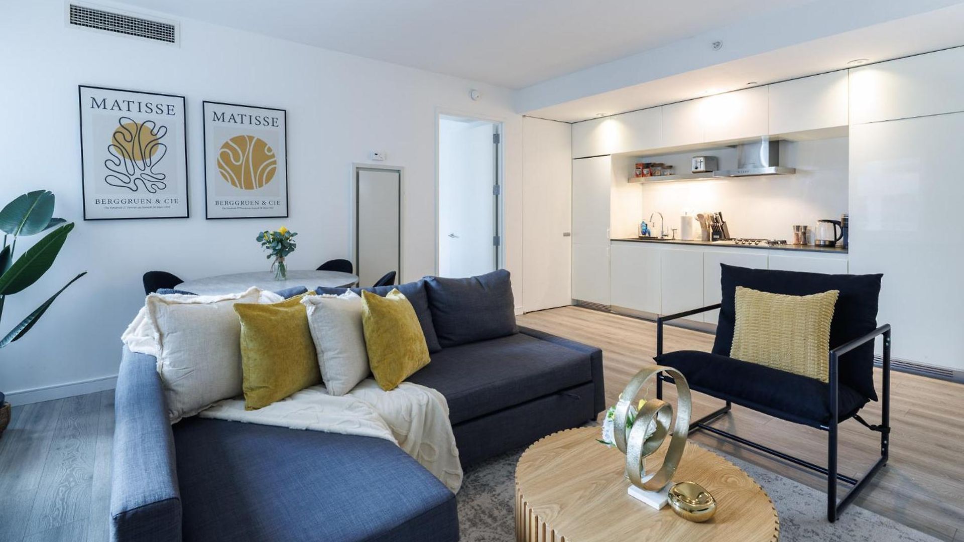 Stylish Nyc Haven Steps To Broadway & Dining Apartment