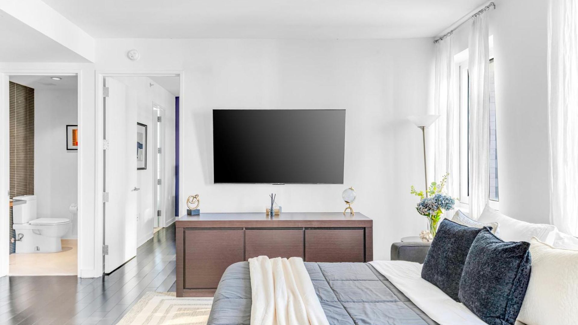 Elegant Midtown Retreat, Views, Steps To Times Square Apartment *