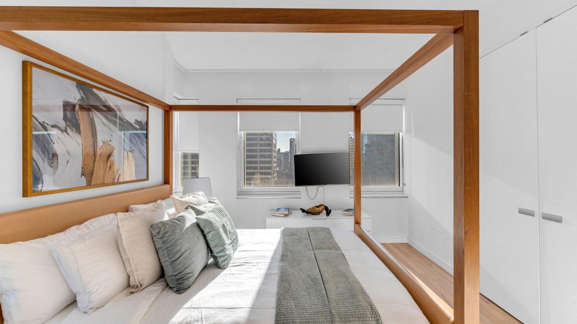 Lavish Two-story Retreat In The Heart Of Manhattan New York