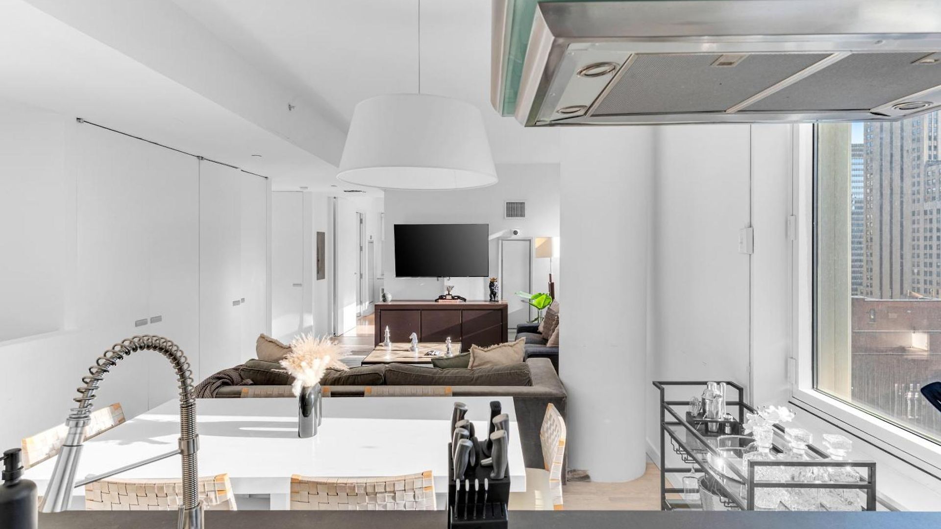 Lavish Two-story Retreat In The Heart Of Manhattan *