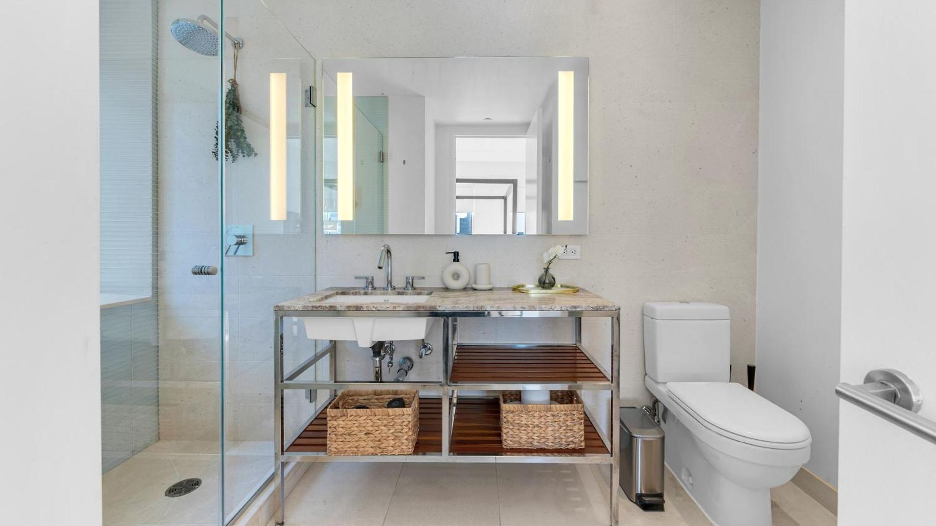 Apartment Lavish Two-story Retreat In The Heart Of Manhattan