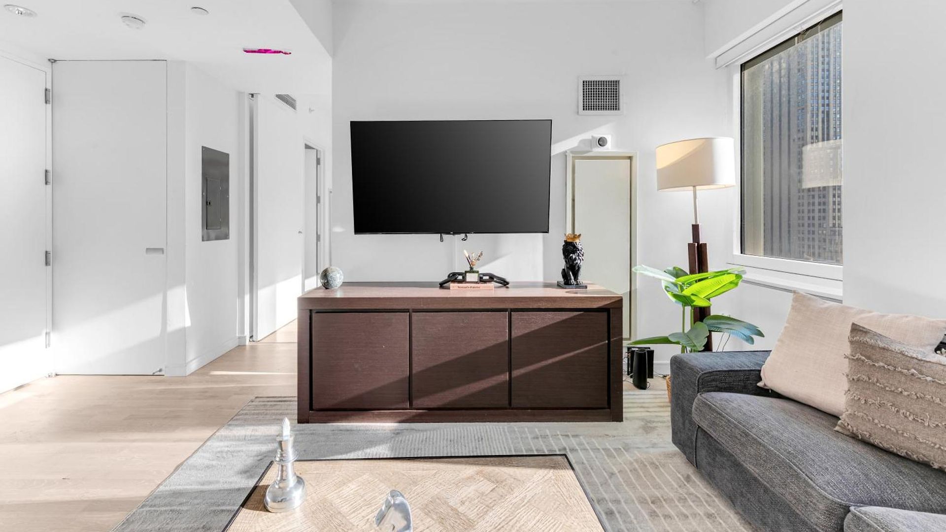 Lavish Two-story Retreat In The Heart Of Manhattan New York