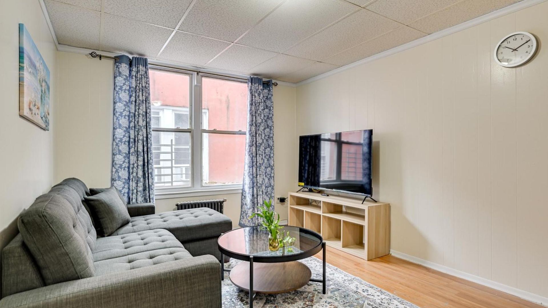 Easy Train Access! Quiet Commuter Apartment *