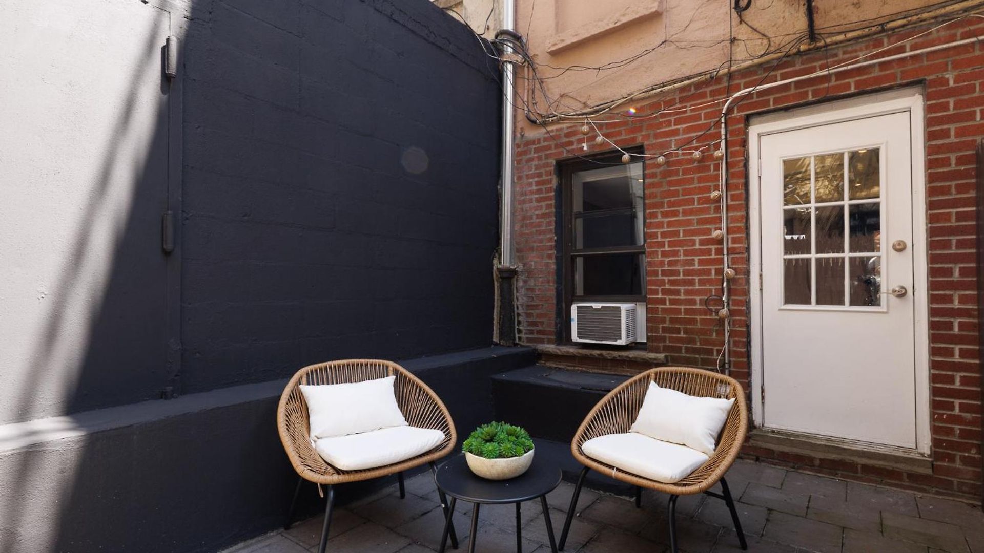 Urban Oasis 1br East Village Hideaway With Patio! *
