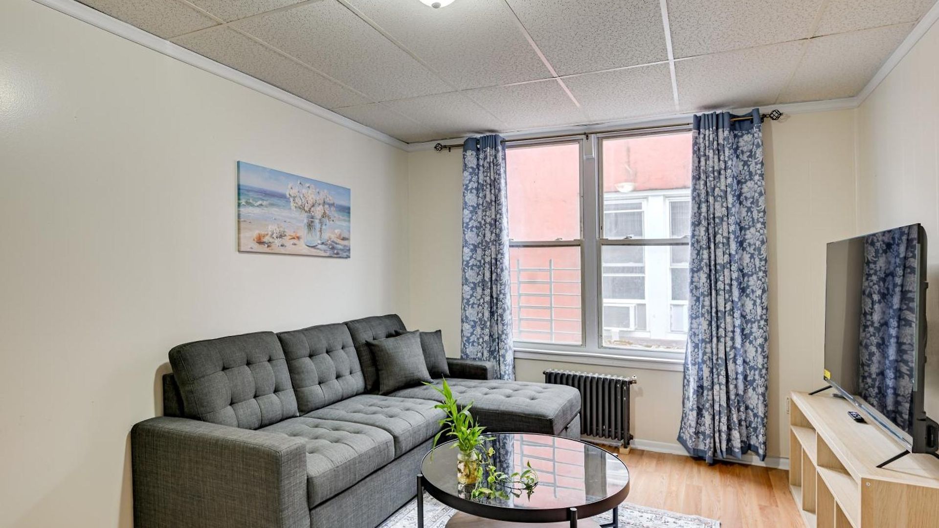 Easy Train Access! Quiet Commuter Apartment New York