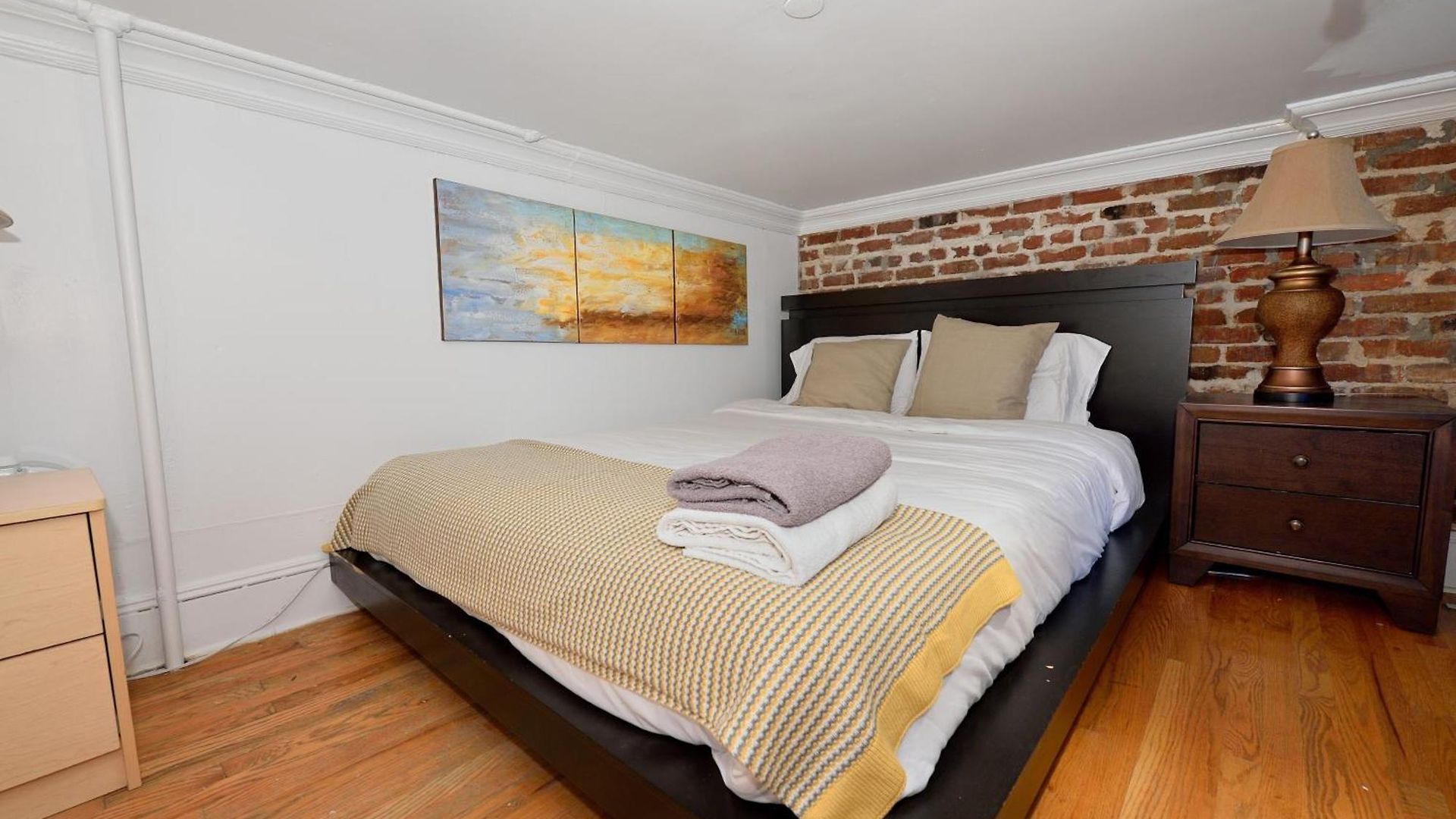 Apartment 10th Avenue Urban Retreat- 3br Nyc *