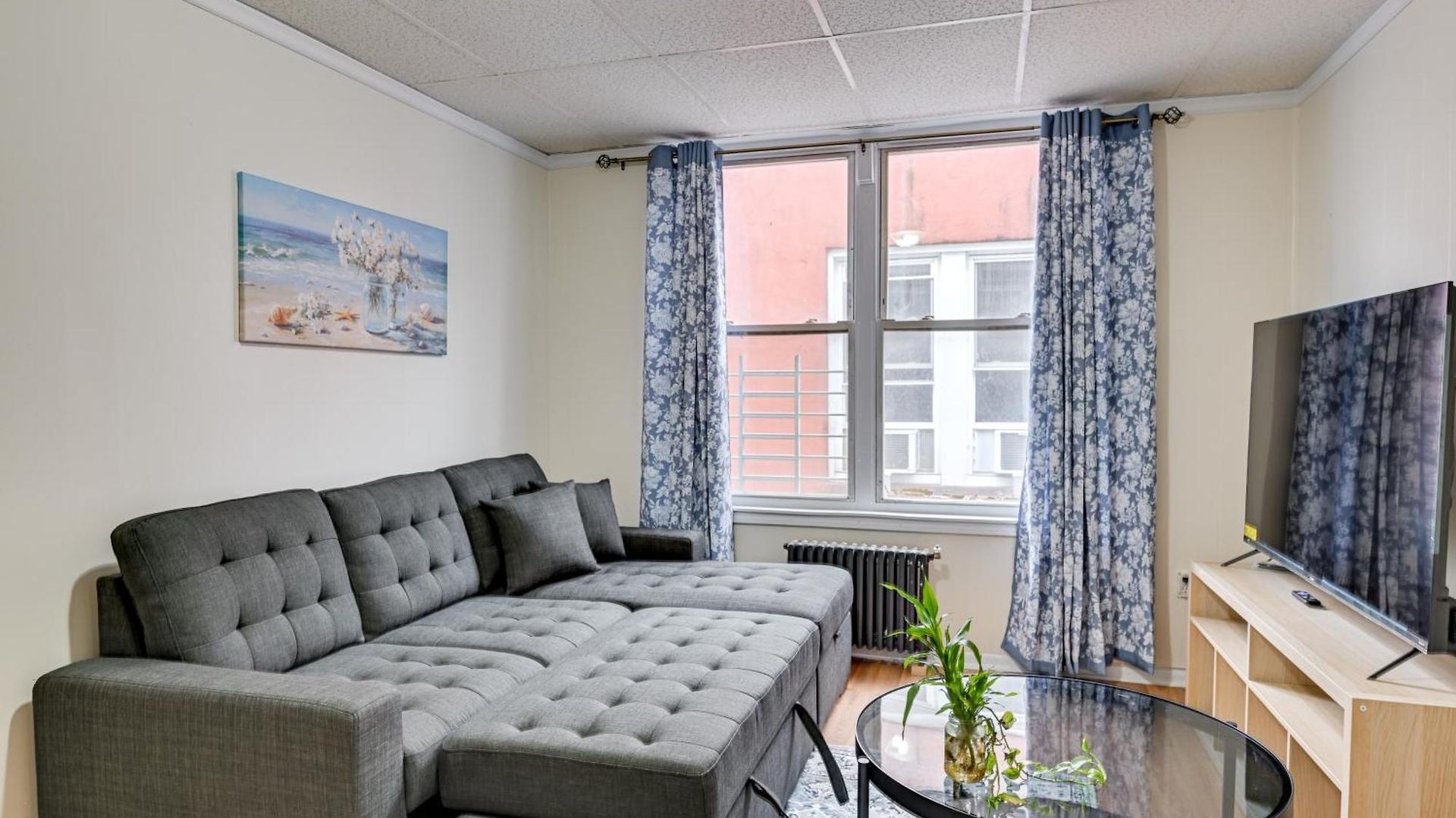Easy Train Access! Quiet Commuter * New York