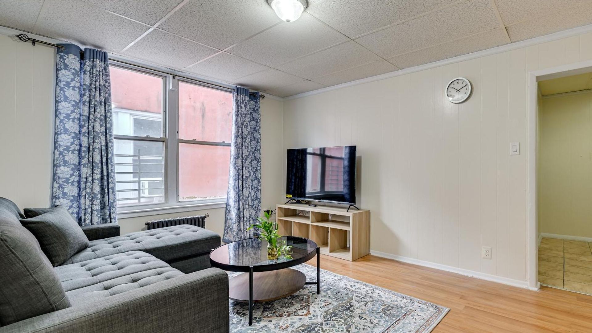 Apartment Easy Train Access! Quiet Commuter *