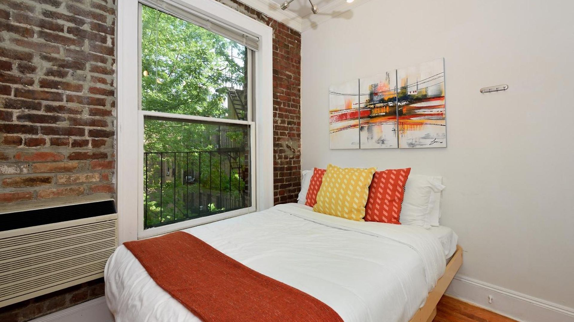 Apartment 10th Avenue Urban Retreat- 3br Nyc *