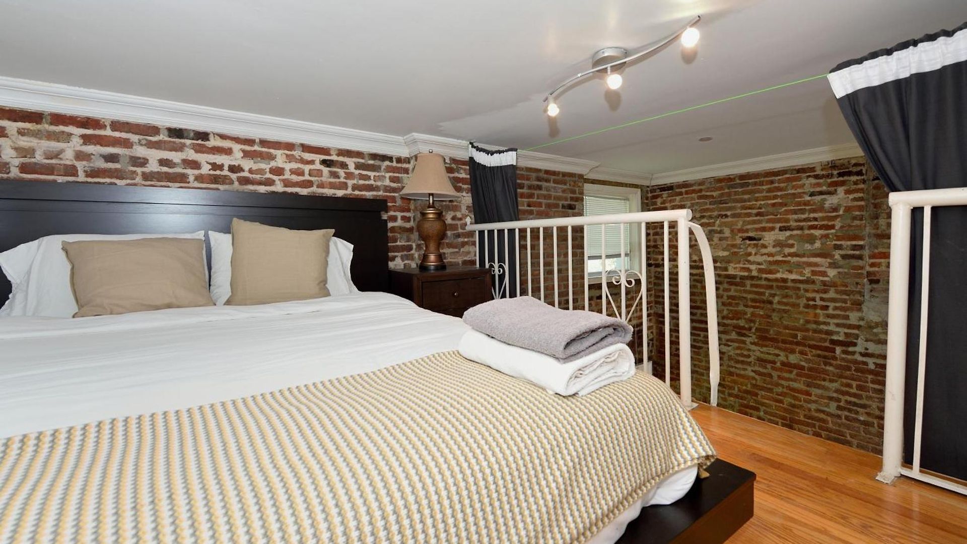10th Avenue Urban Retreat- 3br Nyc *