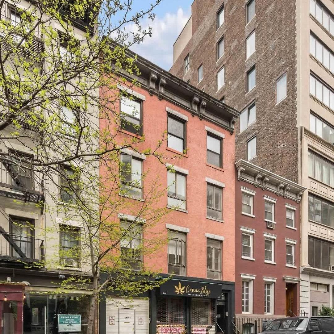 Sun-filled Brownstone In Prime Chelsea Apartment New York