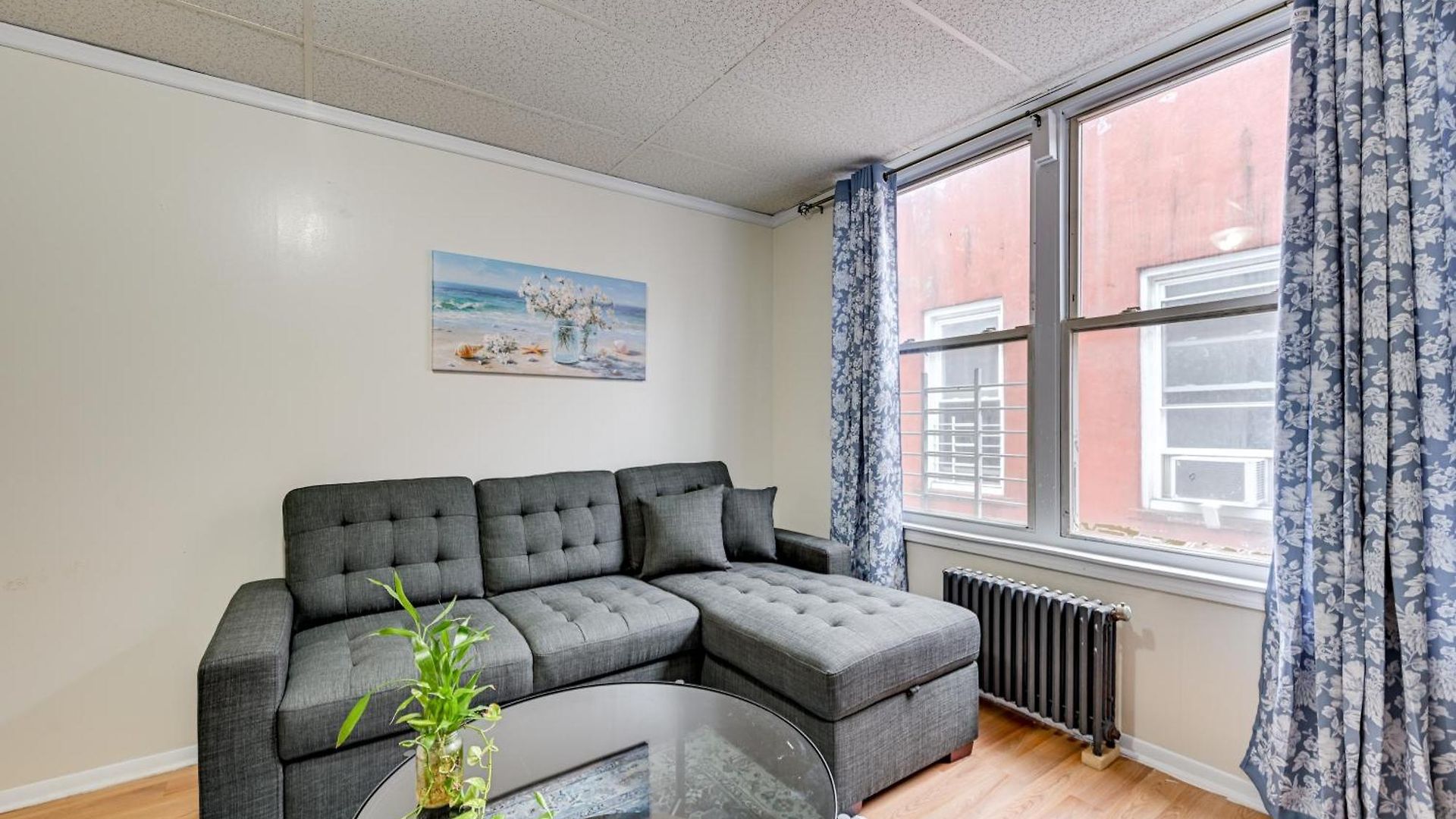 Apartment Easy Train Access! Quiet Commuter
