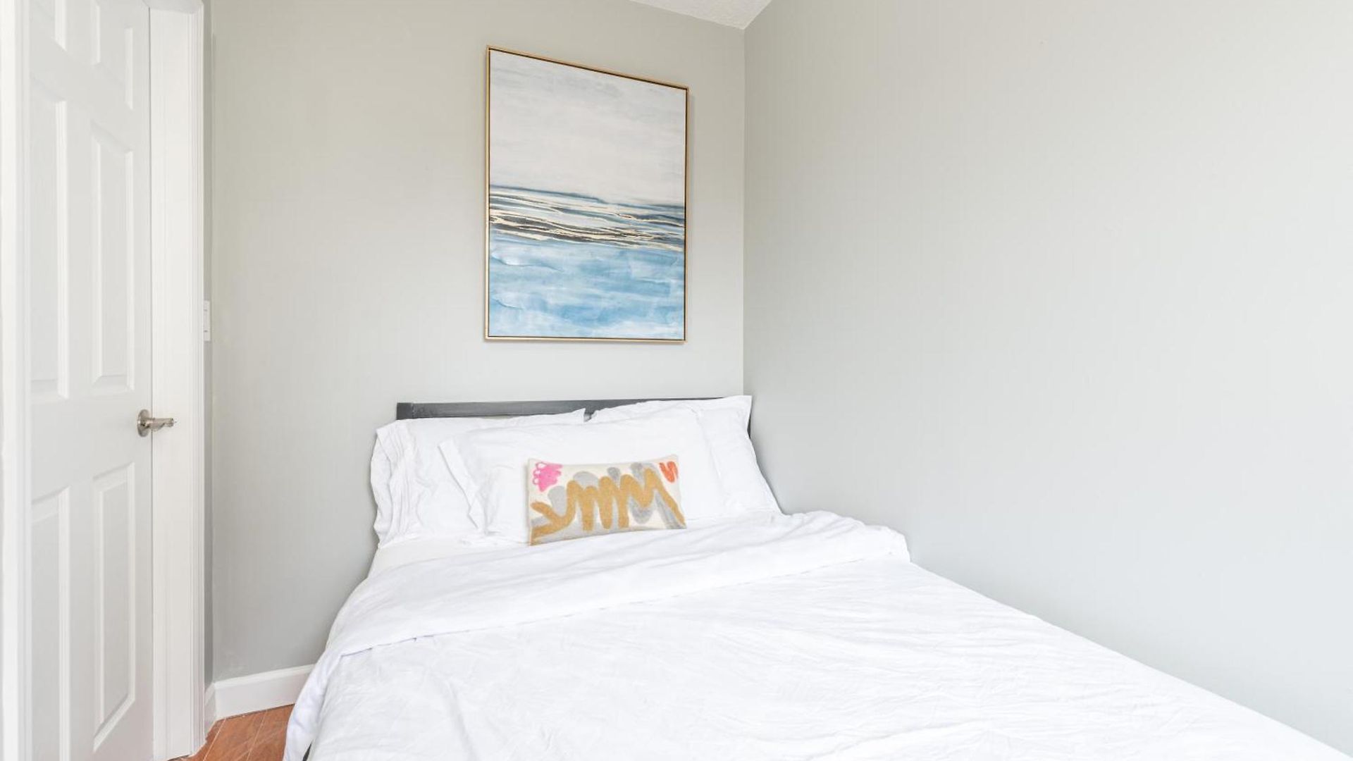 Stunning 3 Bed Fully Furnished Apartment *
