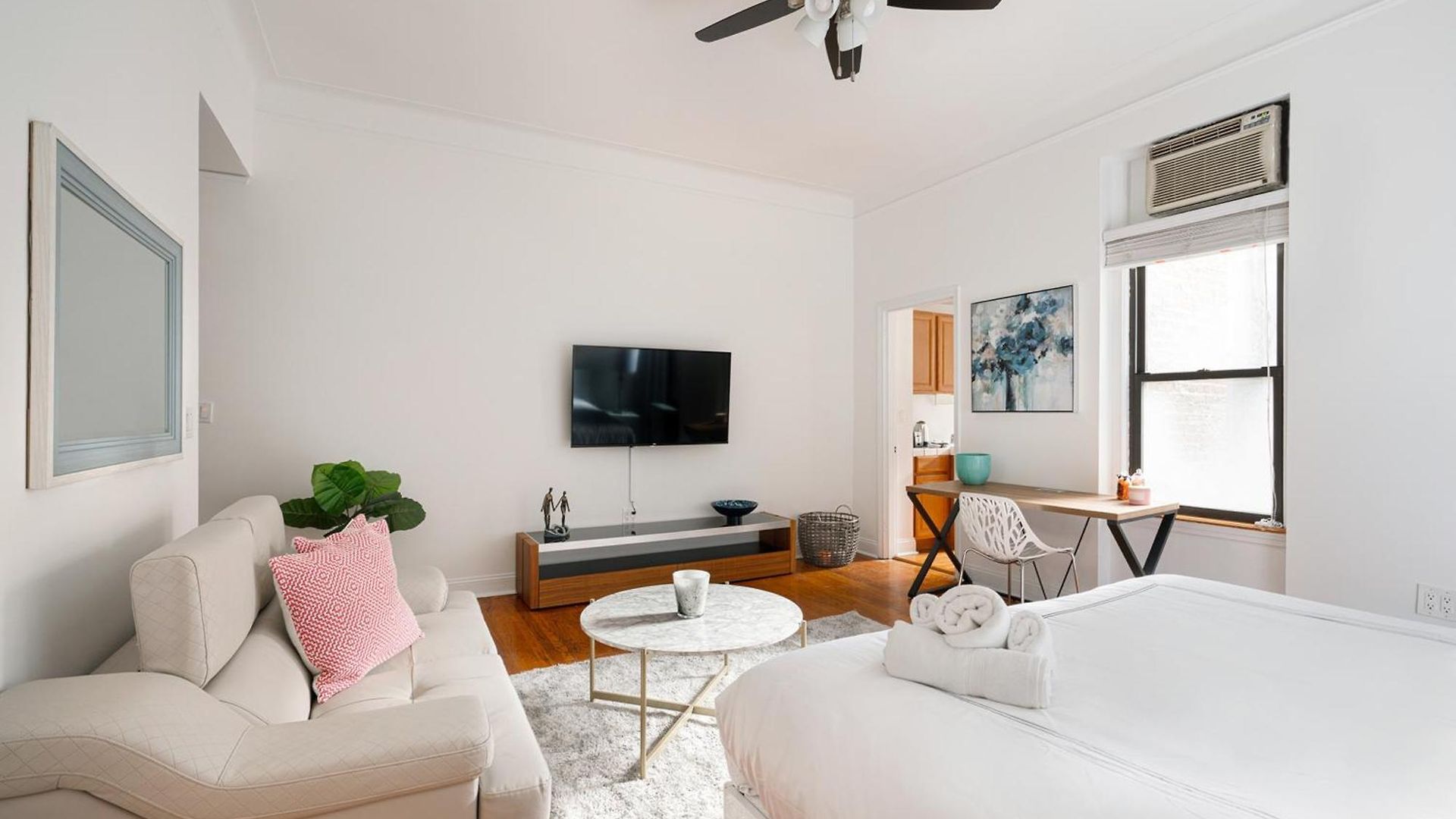 Bright And Comfy In Nyc Apartment