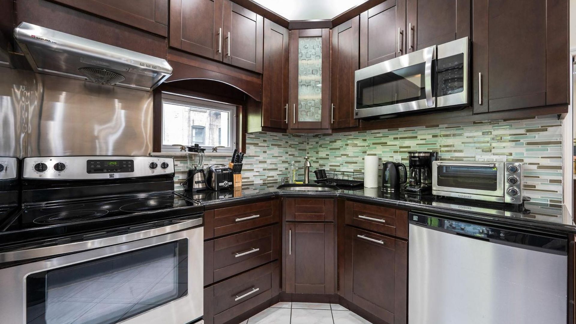 Spacious 3 Bed 3 Bath Unit In Upper East Side Apartment