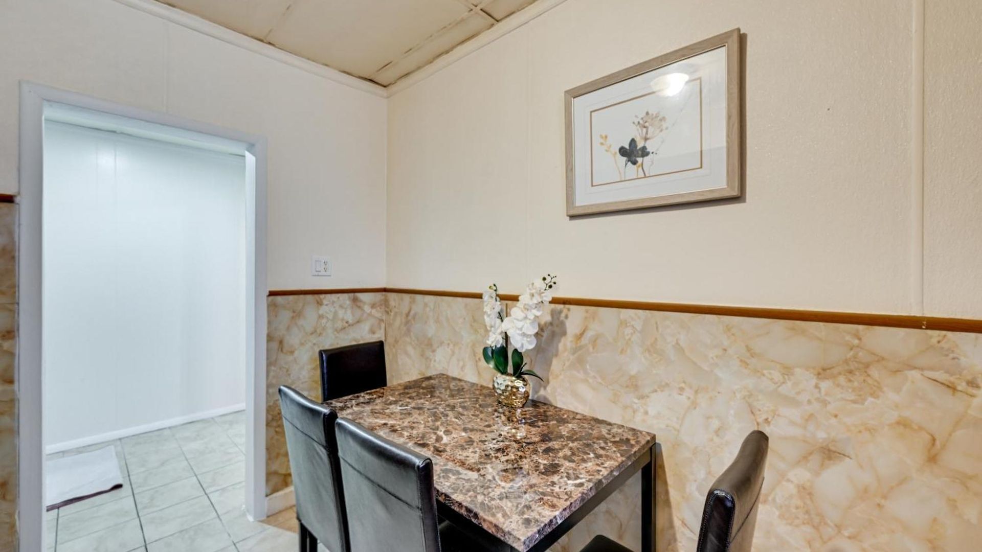 Apartment Easy Train Access! Quiet Commuter