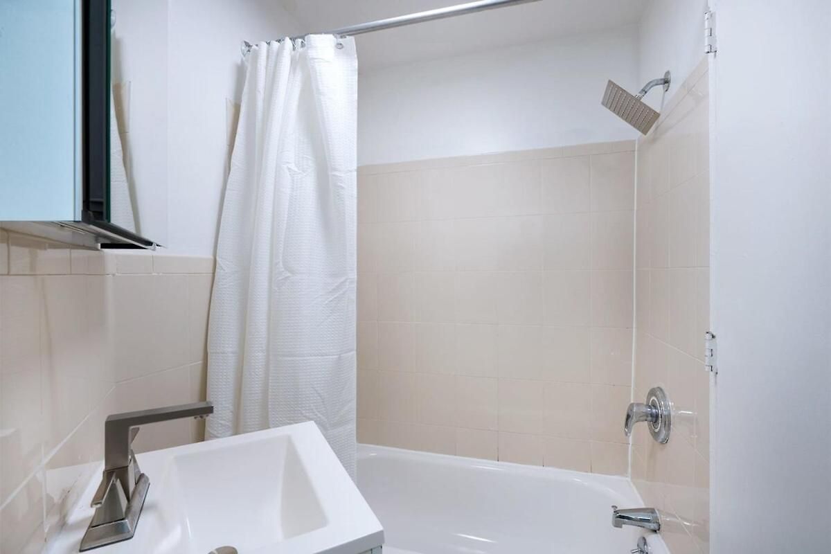 Prime Location 1br Newly Furnished *