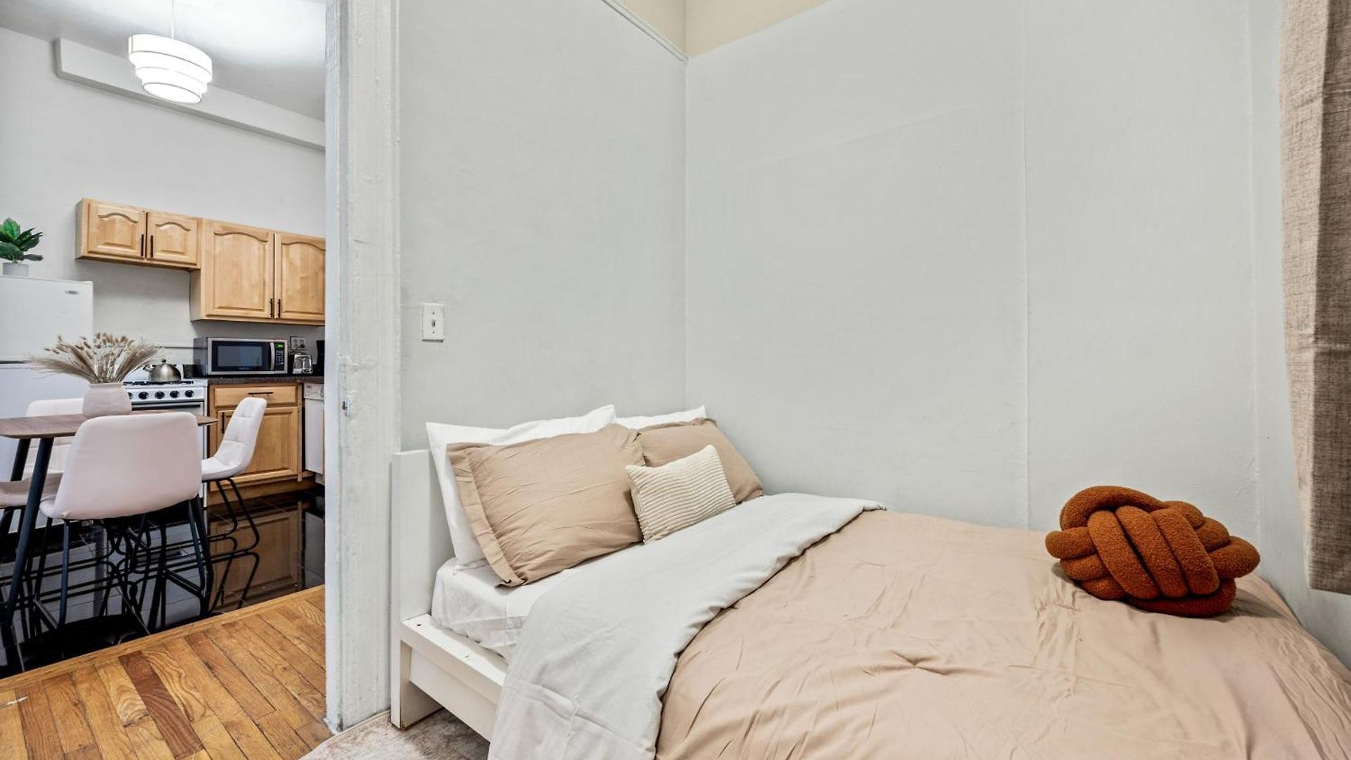 Bright And Beautiful 3 Bedroom Midtown West Apartment *