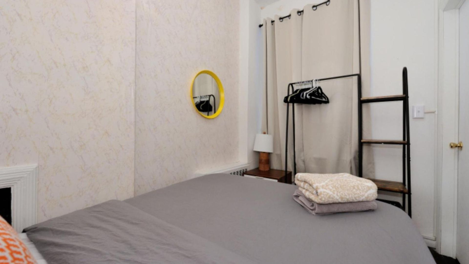 Spacious 3 Bedroom In Prime Location Of Nyc Apartment *