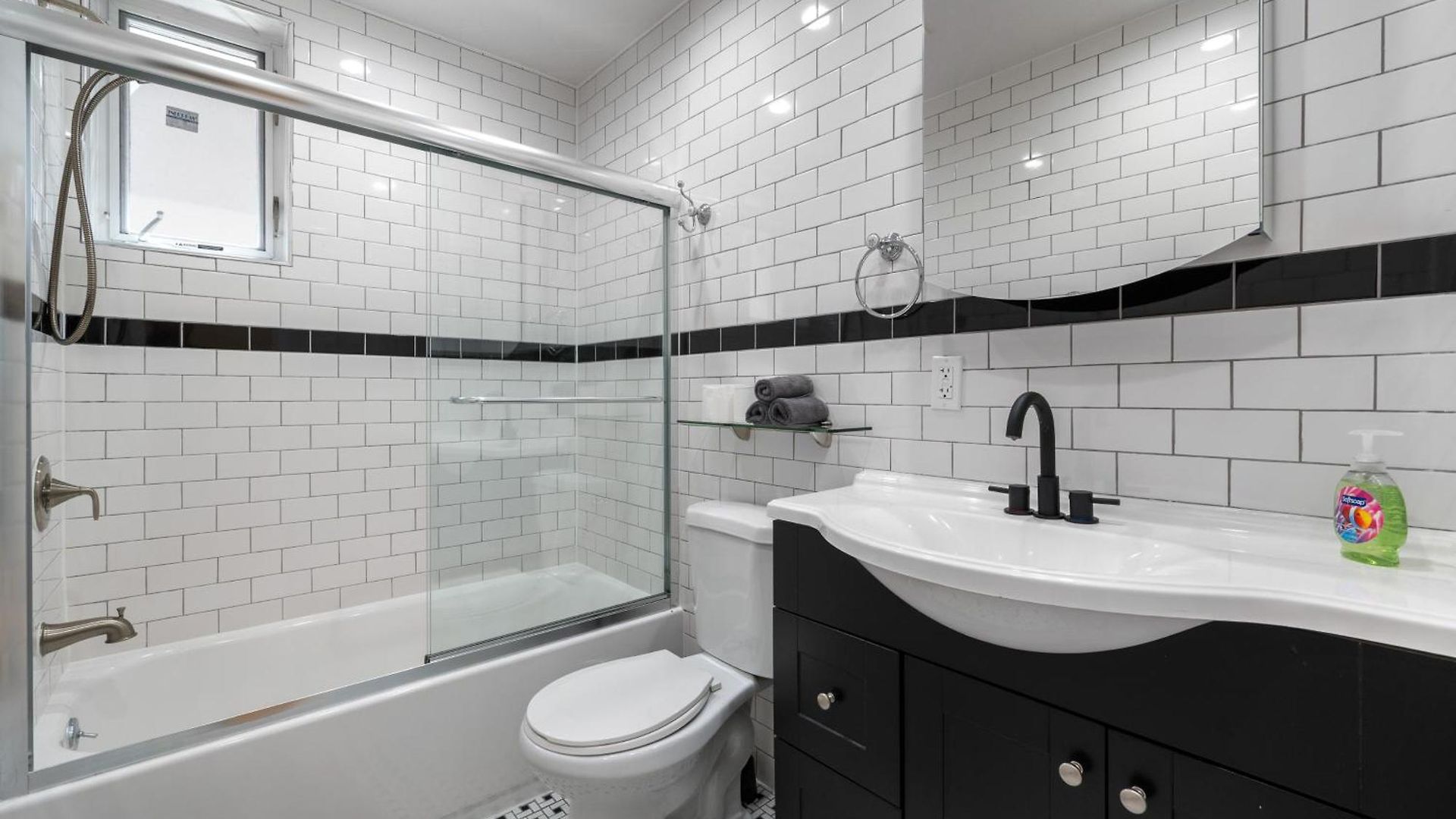Spacious 3 Bed 3 Bath Unit In Upper East Side New York