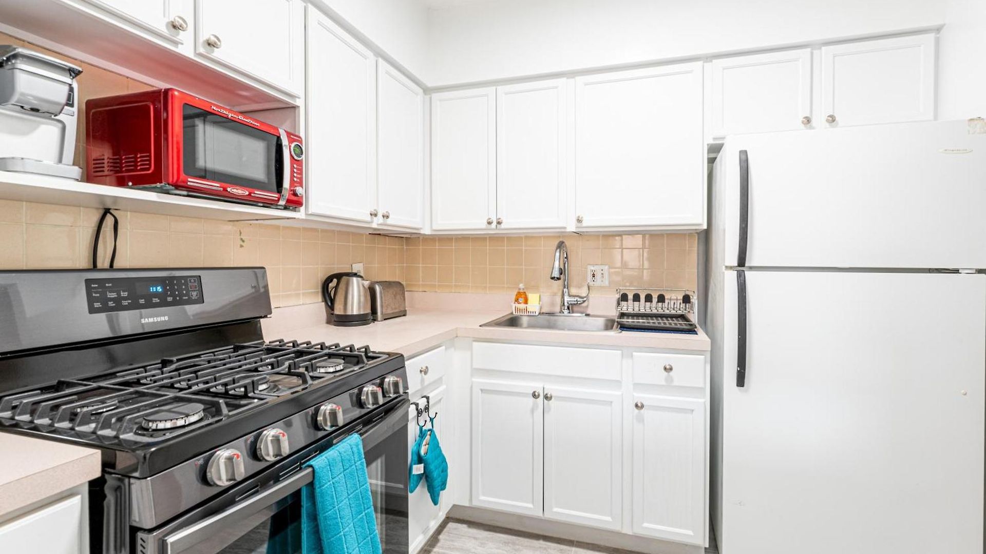 Stunning 3 Bed Fully Furnished * New York