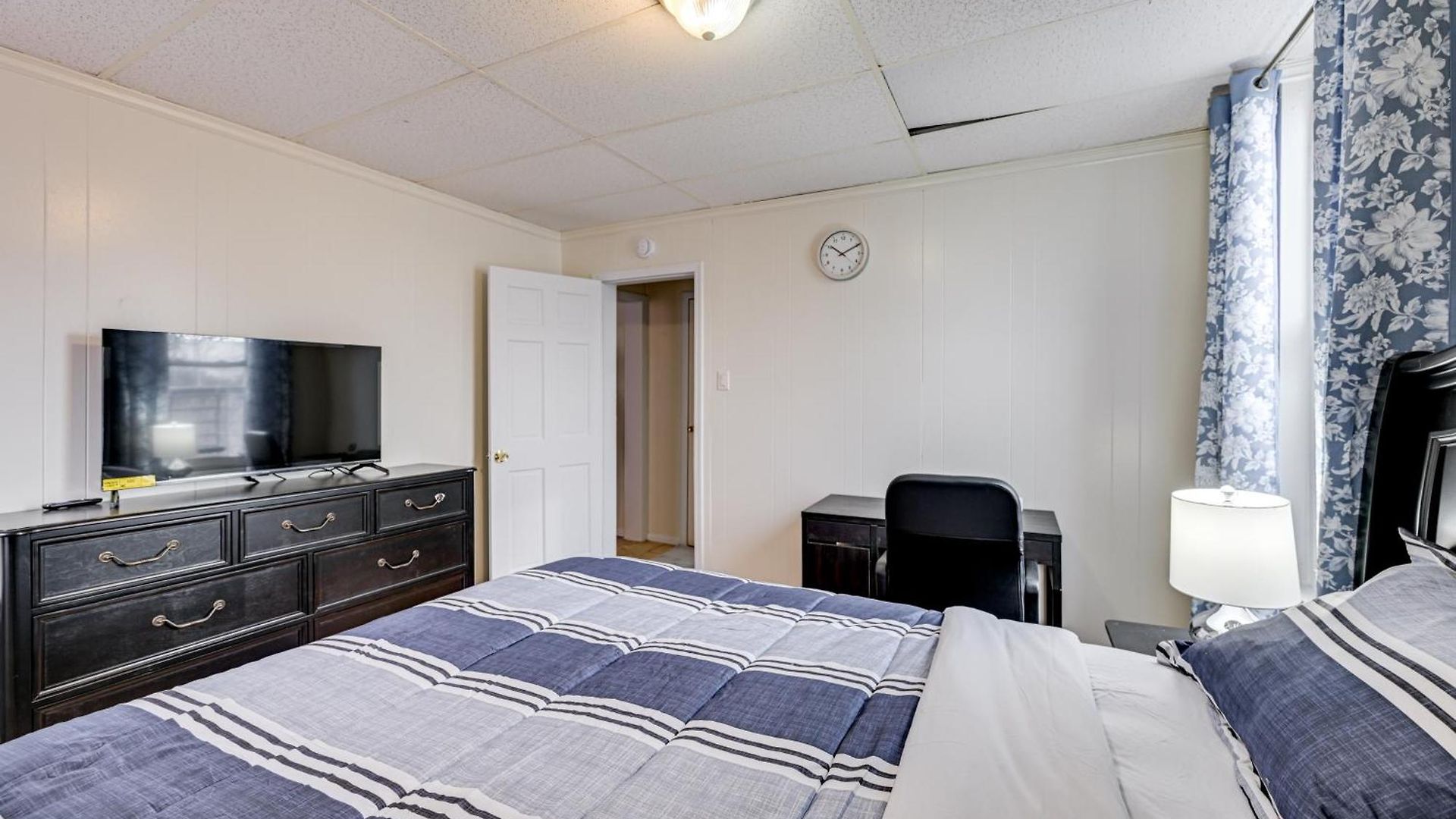 Easy Train Access! Quiet Commuter Apartment New York