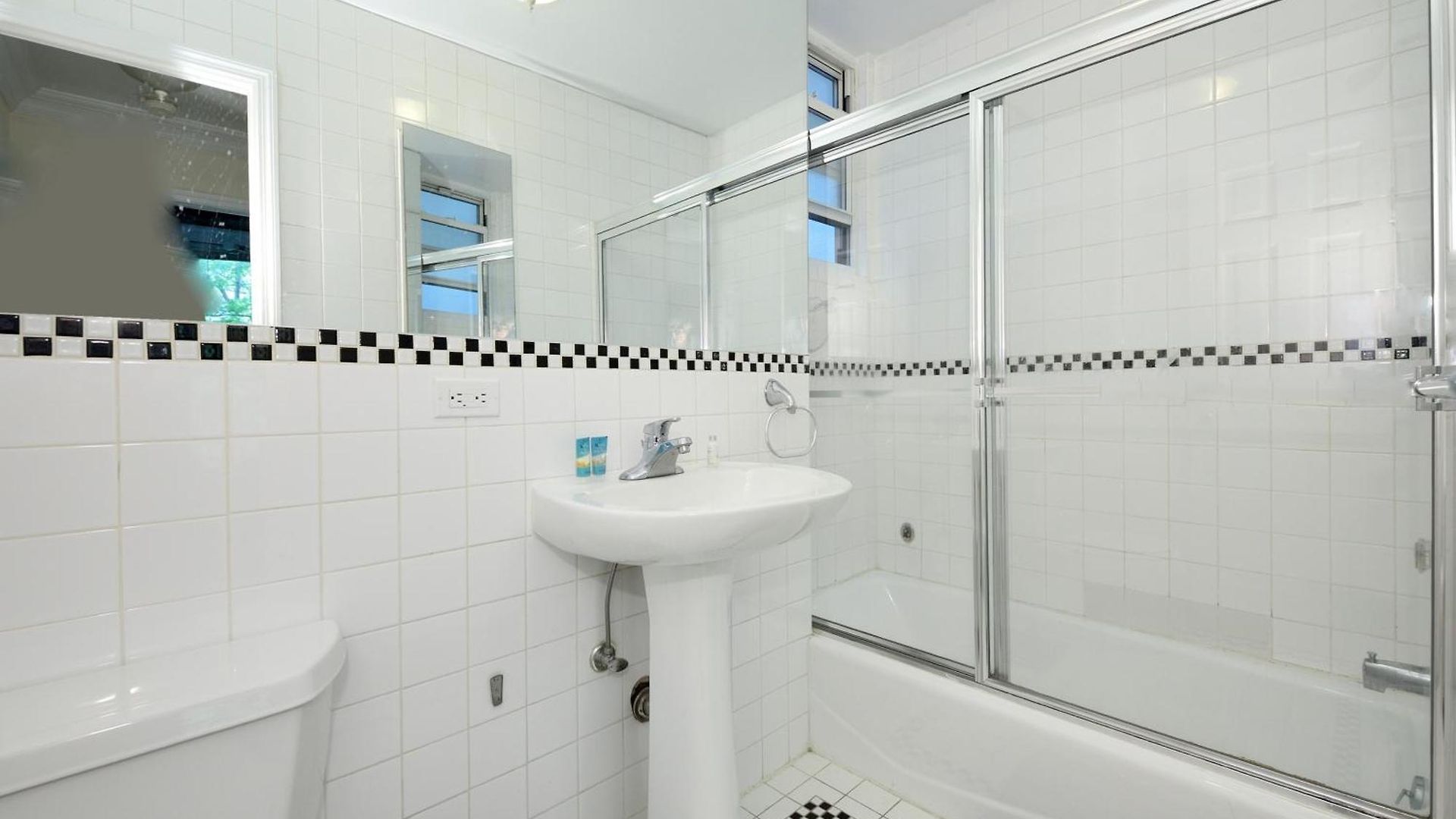 10th Avenue Urban Retreat- 3br Nyc Apartment