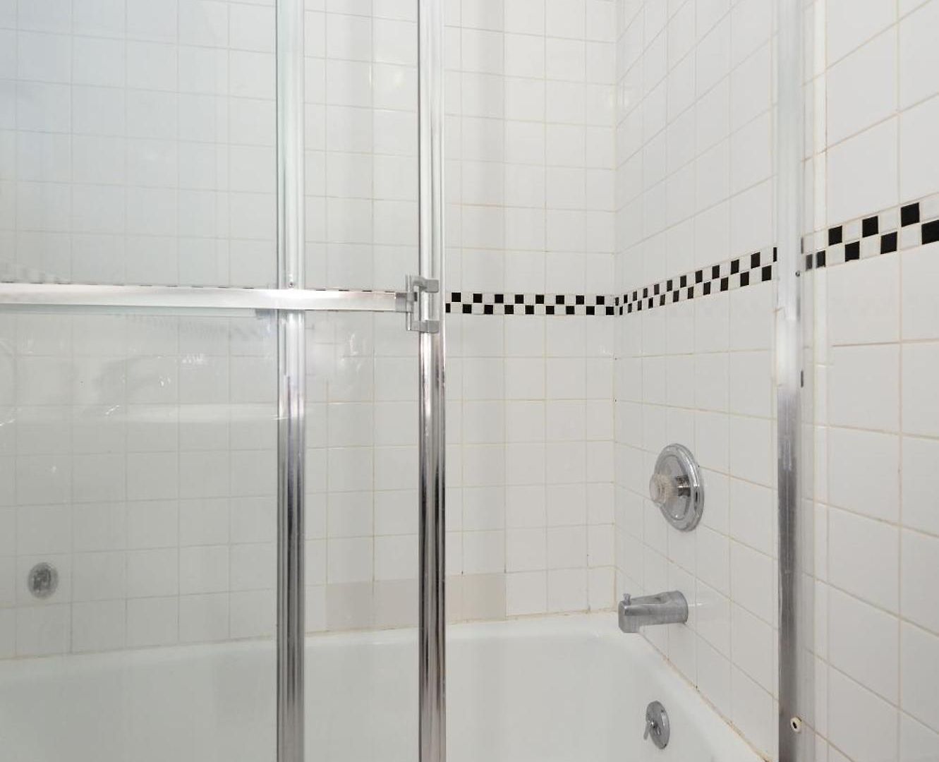 Apartment 10th Avenue Urban Retreat- 3br Nyc *
