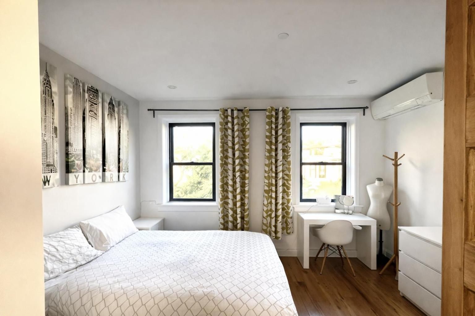 Elegant Historic Harlem Townhouse For Summer *