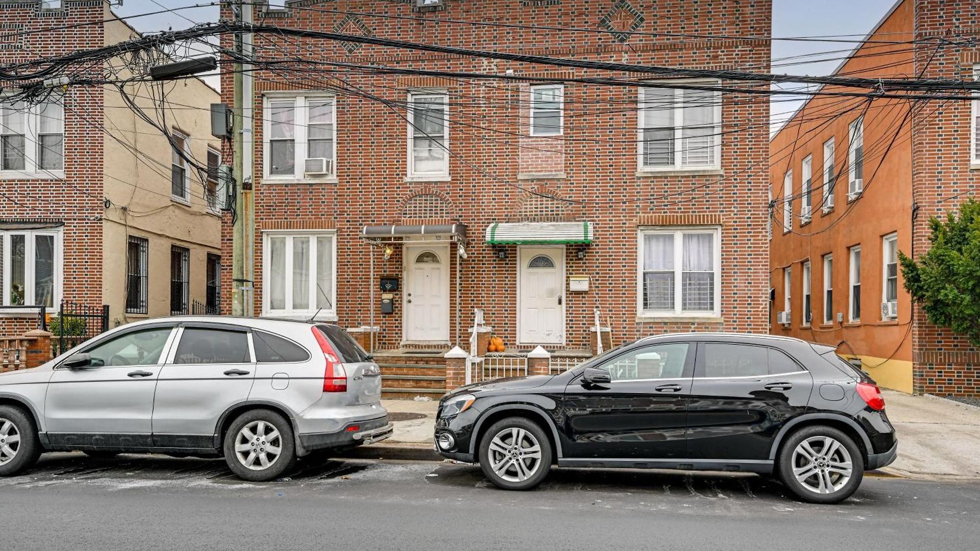 Easy Train Access! Quiet Commuter Apartment