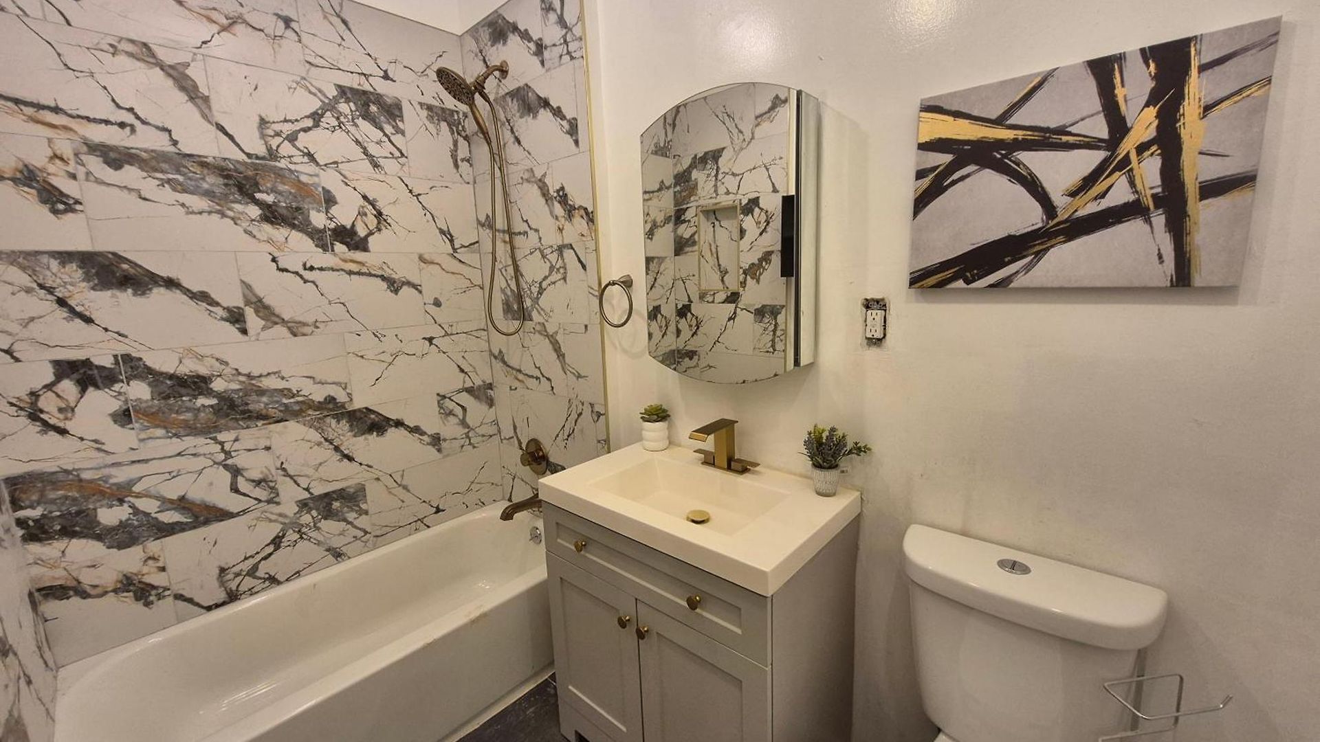Relax And Unwind At Chic Bed-stuy Brownstone Apartment New York
