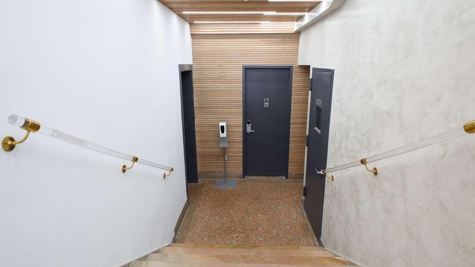 75-2d New Prime Ues W&d Balcony Elevator *