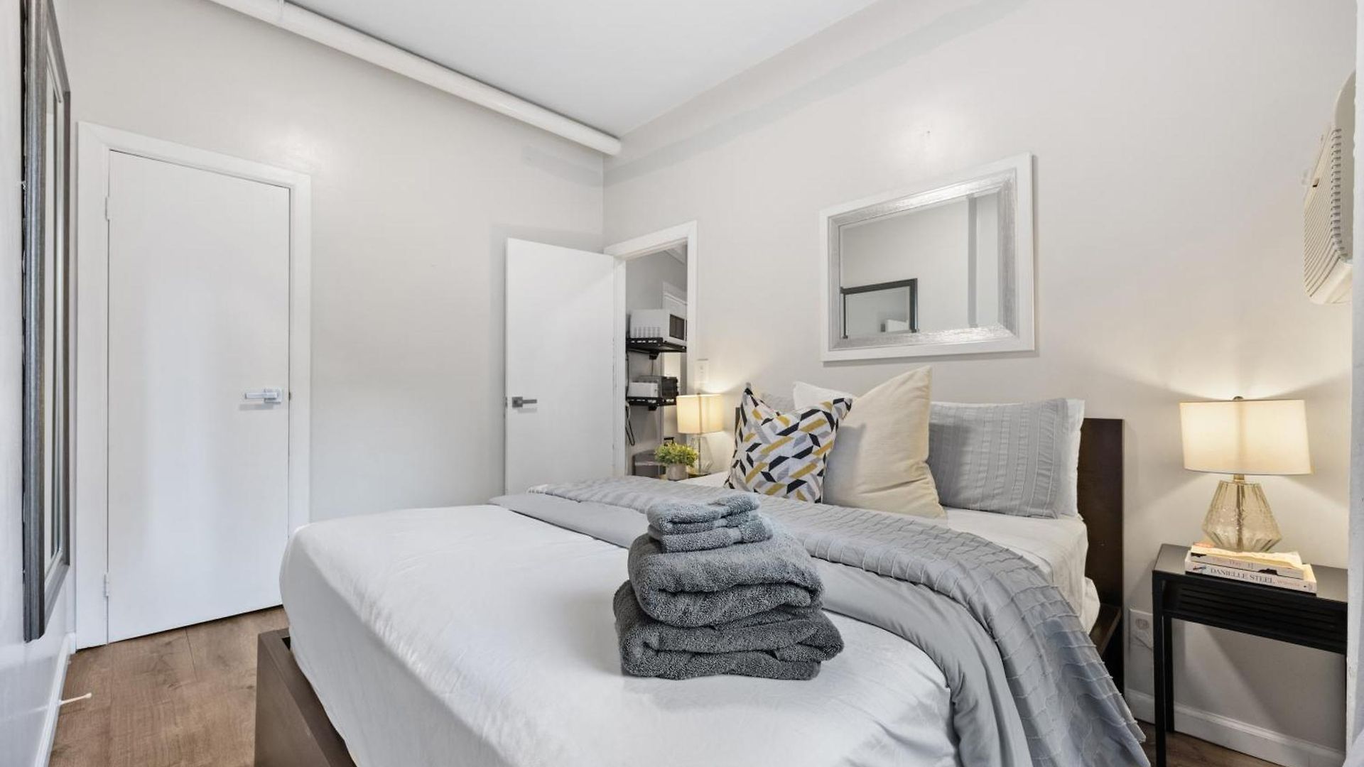 Apartment Lovely 2bed And 2bath With Unbeatable Location *