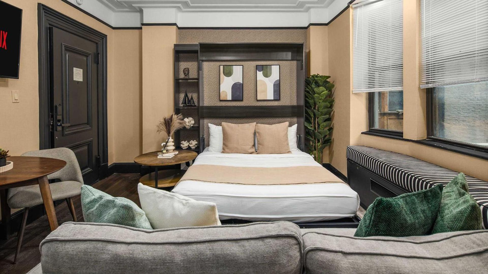 Stunning In The Heart Of Gym Apartment